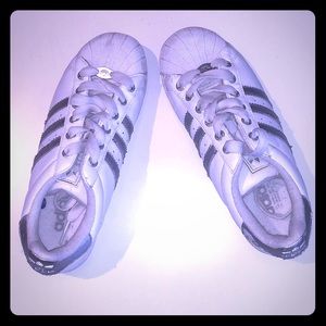 MY ADIDAS! Silver & white shell toe Sz6